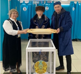Қосшыда 99 жастағы қария әулетімен келіп, сайлауда өз таңдауын жасады